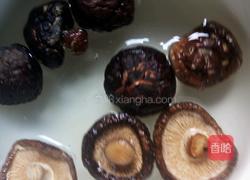 香菇青椒小炒肉的做法图解2