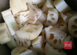 莲藕猪脚汤的做法图解2