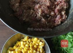 猪肉、青虾、玉米粒、香葱馅饺子的做法图解1
