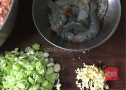 猪肉、青虾、玉米粒、香葱馅饺子的做法图解2