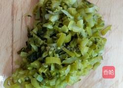 鲨鱼肉丁酸菜炒饭的做法图解3