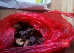 香菇拌面的做法图解1