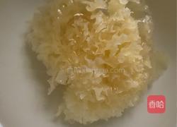 银耳百合糖水的做法图解1