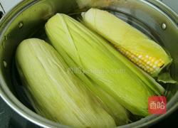 煮玉米的做法图解1