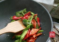红绿椒炒腊肉的做法图解2