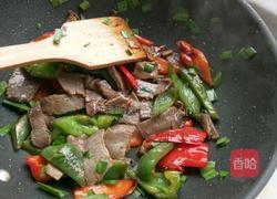 红绿椒炒腊肉的做法图解3