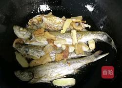 溪鱼炖豆腐的做法图解3