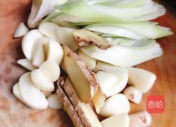 爆炒干小鱼辣椒的做法图解1