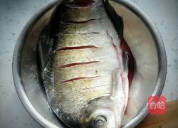 剁椒武昌鱼的做法图解1