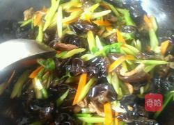 芹菜木耳的做法图解5