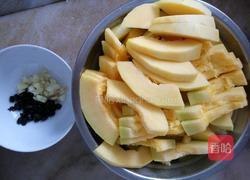 蒜粒豆豉炒南瓜的做法图解1