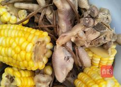茶树菇鸡爪猪骨玉米汤的做法图解4