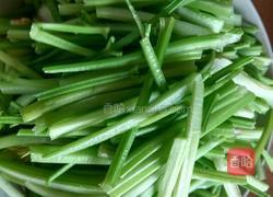 芹香素鸡的做法图解1