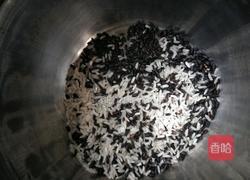 紫米粥的做法图解1