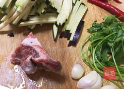 蒜末爆茄丝的做法图解1