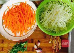 炝炒金针菇胡萝卜丝的做法图解1