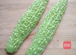 苦瓜炒鸡蛋的做法图解1