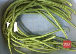 腊肠炒豇豆的做法图解1