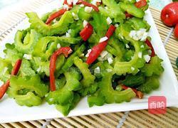 凉拌蜂蜜苦瓜的做法图解1