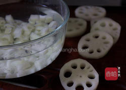 泡椒藕丁的做法图解2