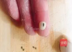 Illustration of how to make puppy steamed buns 7