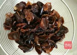 木耳炒肉的做法图解1