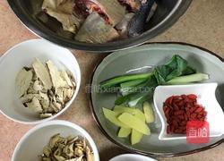 当归黄芪炖鸡的做法图解1