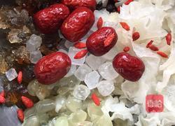 桃胶雪莲子银耳汤的做法图解2