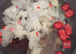 桃胶雪莲子银耳汤的做法图解3