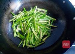 青椒炒红薯杆的做法图解4
