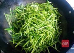 青椒炒红薯杆的做法图解5