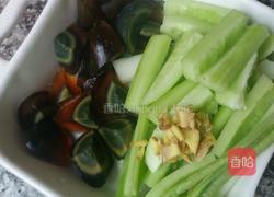 皮蛋黄瓜汤的做法图解1