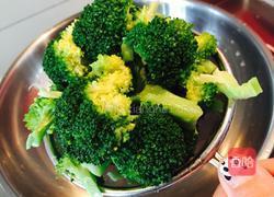 鸡胸肉炒西兰花的做法图解2