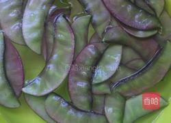 腊肉炒紫扁豆的做法图解1