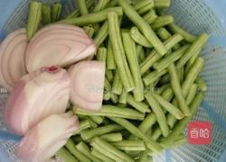 瘦肉炒豆角的做法图解1