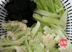 白菜花炒杂菜的做法图解1