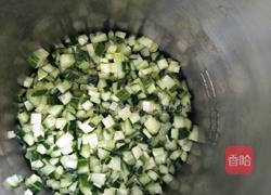 鲜榨黄瓜汁的做法图解3