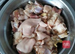 花生焖猪脚的做法图解1