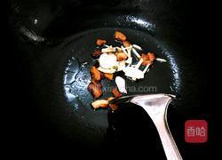 猪油渣炒卷心菜的做法图解5