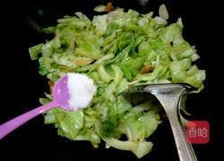 猪油渣炒卷心菜的做法图解7