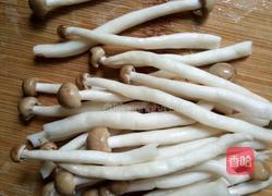 青红椒炒蟹味菇的做法图解2