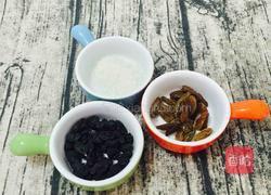 葡萄干牛奶鸡蛋饼的做法图解1
