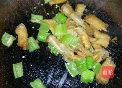 青椒炒鸡爪的做法图解6