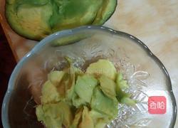 炼乳拌牛油果的做法图解4