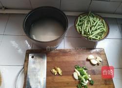 豆角焖饭的做法图解1