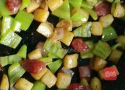 五彩腊肠蔬菜丁的做法图解6