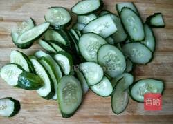 芝麻黄瓜拌洋葱的做法图解2