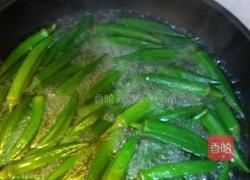 秋葵沾辣根的做法图解3