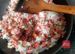 火腿肠炒饭的做法图解3