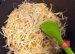 绿豆芽炒鸡蛋干的做法图解2